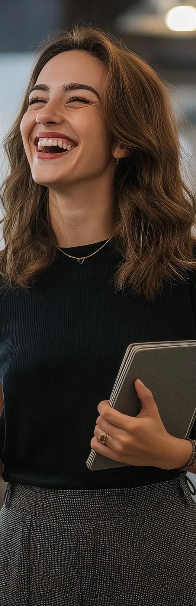 Mulher segura tablet sorrindo, simbolizando uso prático do ThreatX em diversos segmentos de mercado.