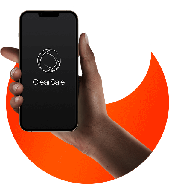 mão segurando o celular com o logo da ClearSale