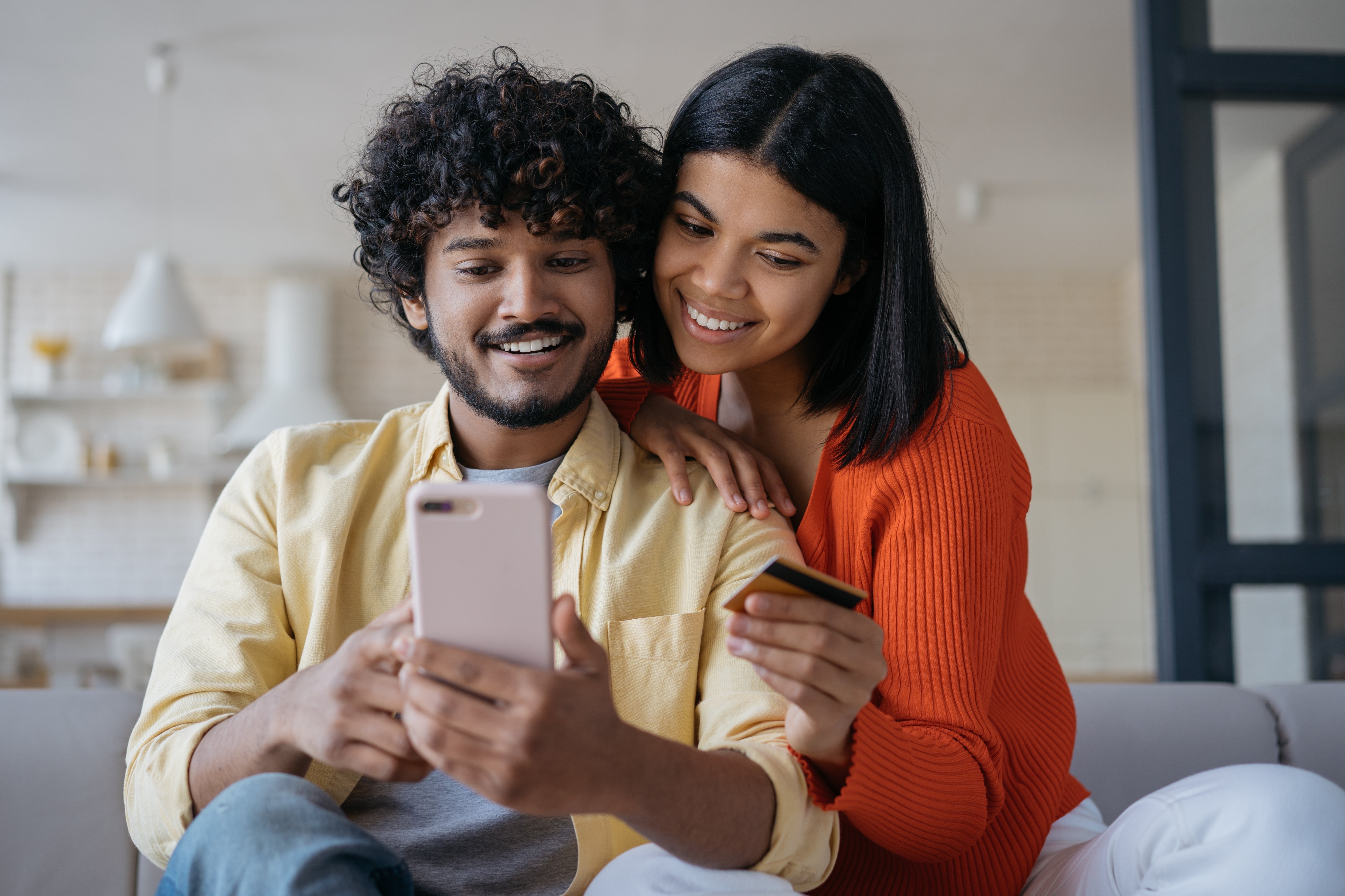 casal fazendo compra online